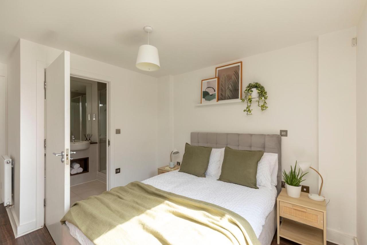 Modern Luxe Apt Just 10 Mins From Tower Bridge! Easy Access To Tube And Bus Лондон Екстер'єр фото