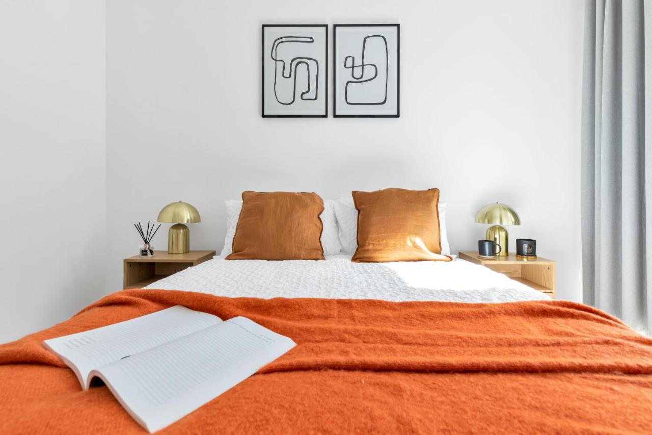 Modern Luxe Apt Just 10 Mins From Tower Bridge! Easy Access To Tube And Bus Лондон Екстер'єр фото