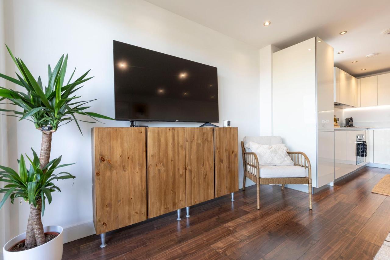 Modern Luxe Apt Just 10 Mins From Tower Bridge! Easy Access To Tube And Bus Лондон Екстер'єр фото