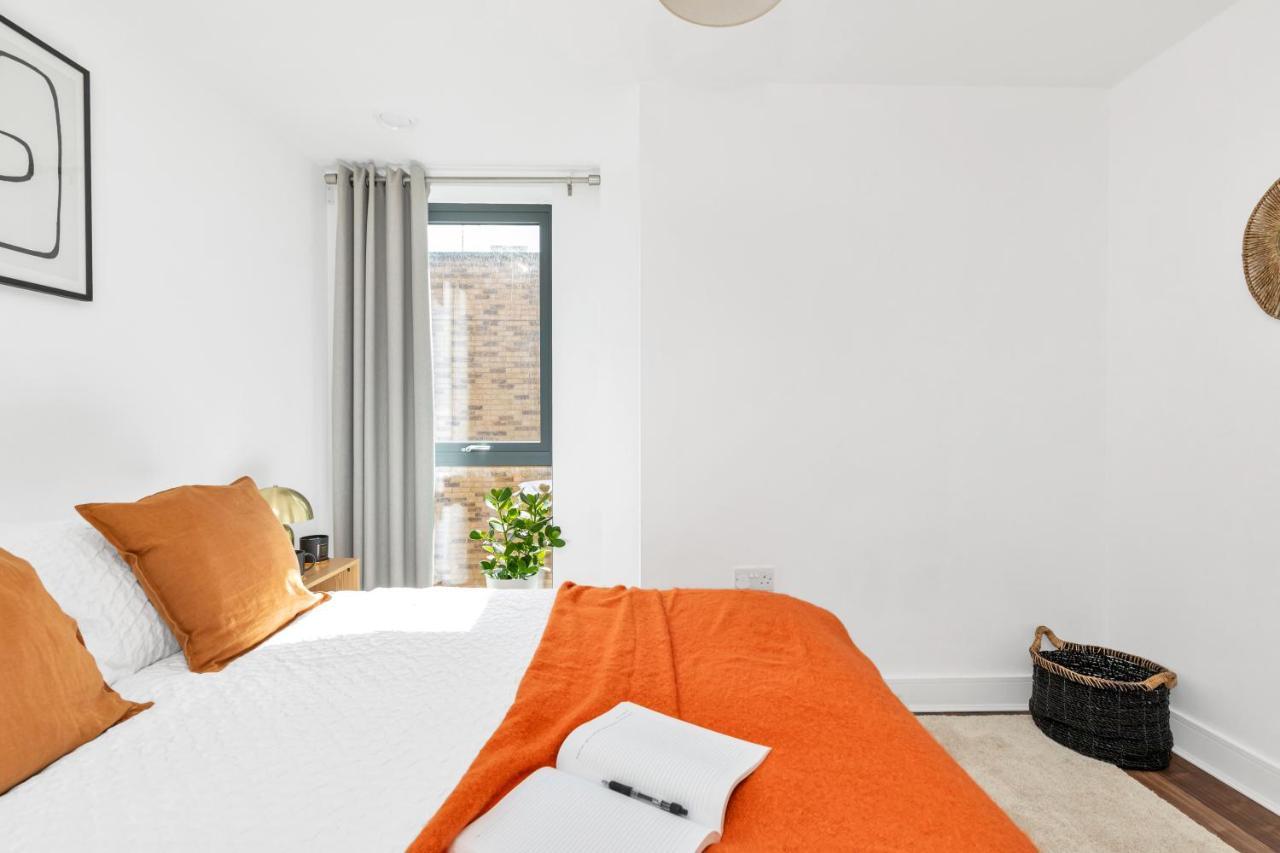 Modern Luxe Apt Just 10 Mins From Tower Bridge! Easy Access To Tube And Bus Лондон Екстер'єр фото