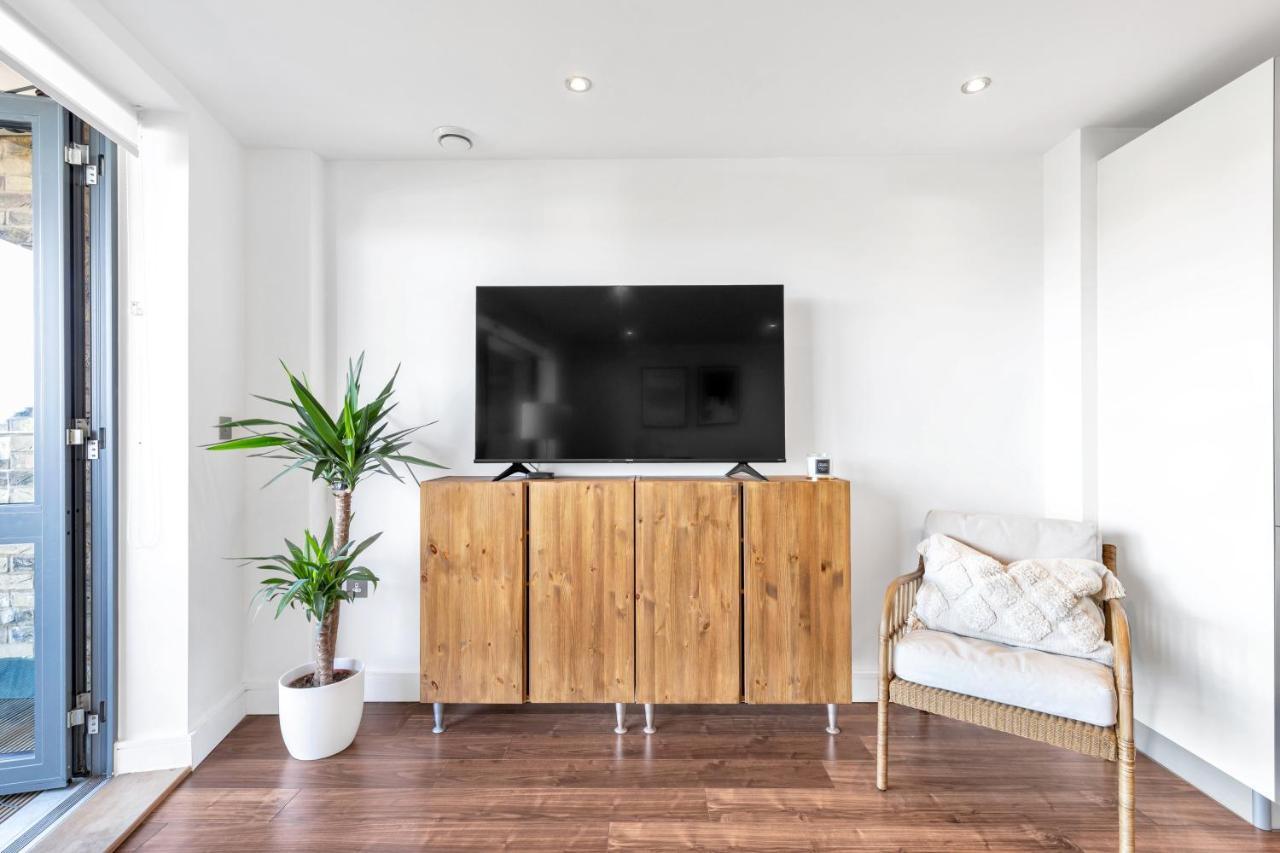 Modern Luxe Apt Just 10 Mins From Tower Bridge! Easy Access To Tube And Bus Лондон Екстер'єр фото