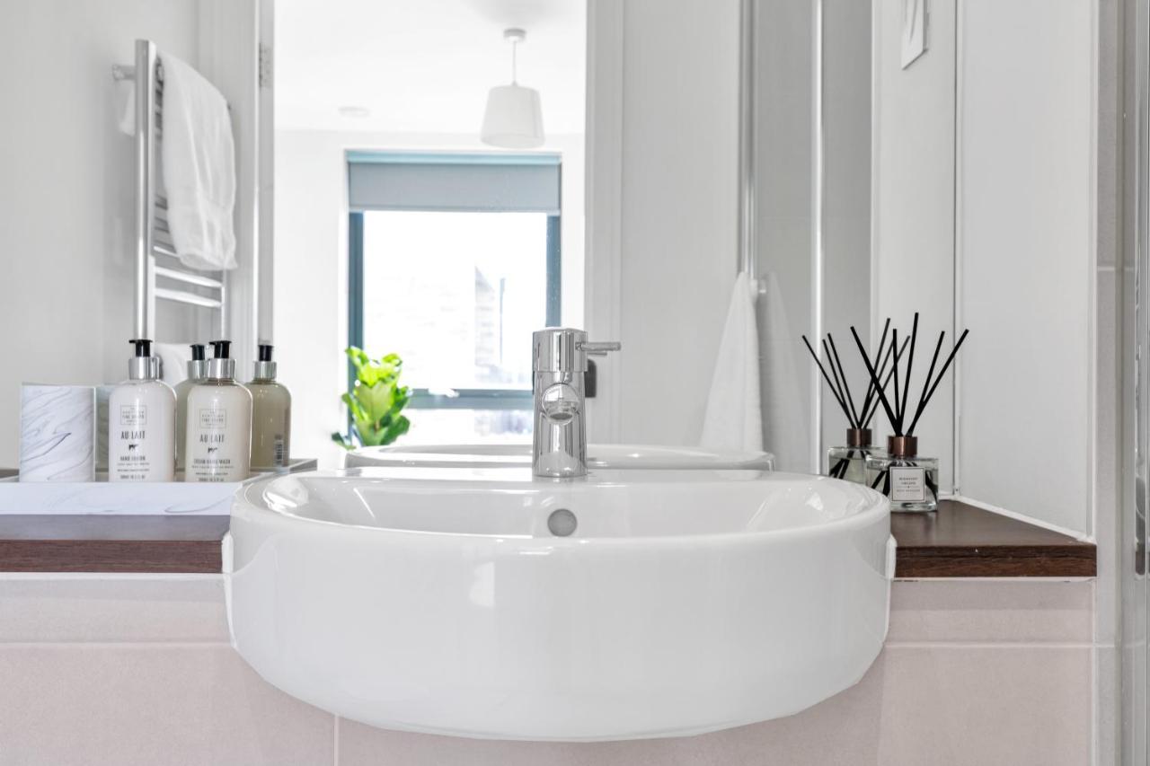 Modern Luxe Apt Just 10 Mins From Tower Bridge! Easy Access To Tube And Bus Лондон Екстер'єр фото