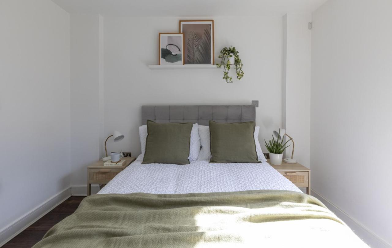 Modern Luxe Apt Just 10 Mins From Tower Bridge! Easy Access To Tube And Bus Лондон Екстер'єр фото