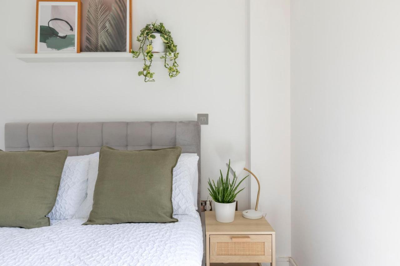 Modern Luxe Apt Just 10 Mins From Tower Bridge! Easy Access To Tube And Bus Лондон Екстер'єр фото