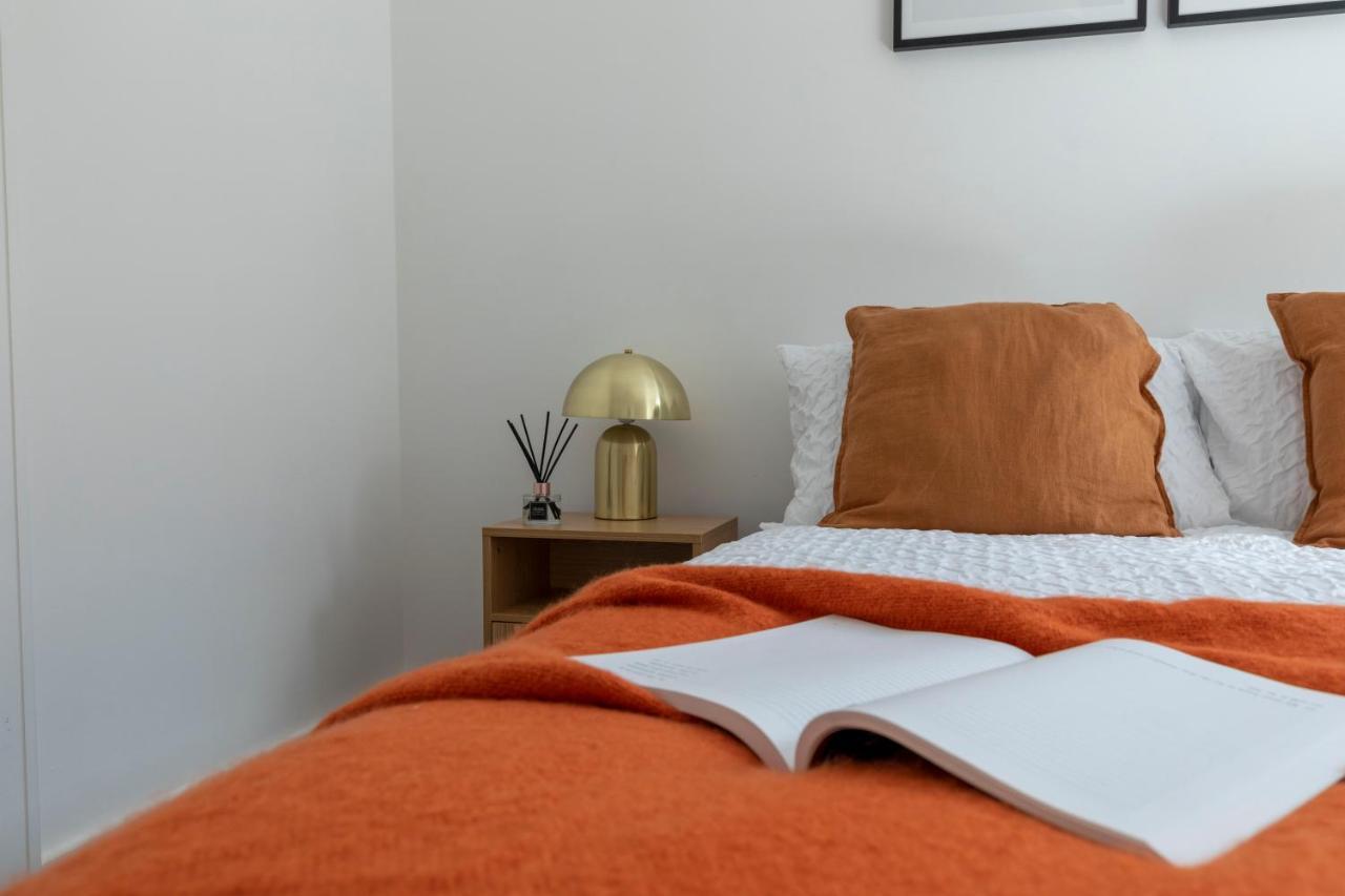 Modern Luxe Apt Just 10 Mins From Tower Bridge! Easy Access To Tube And Bus Лондон Екстер'єр фото