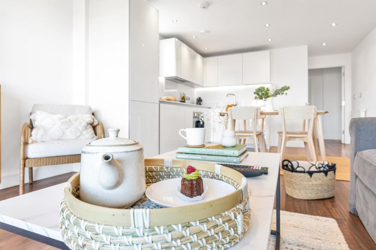 Modern Luxe Apt Just 10 Mins From Tower Bridge! Easy Access To Tube And Bus Лондон Екстер'єр фото